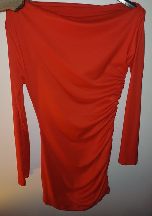 Rochie scurtă, mulata și roșie