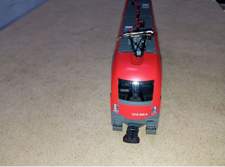 Locomotiva electrică piko Taurus 

Lumini frontale 
Tracțiune integral