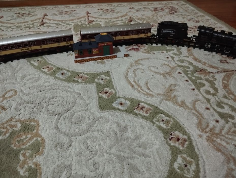 Игрушечный поезд на рельсах