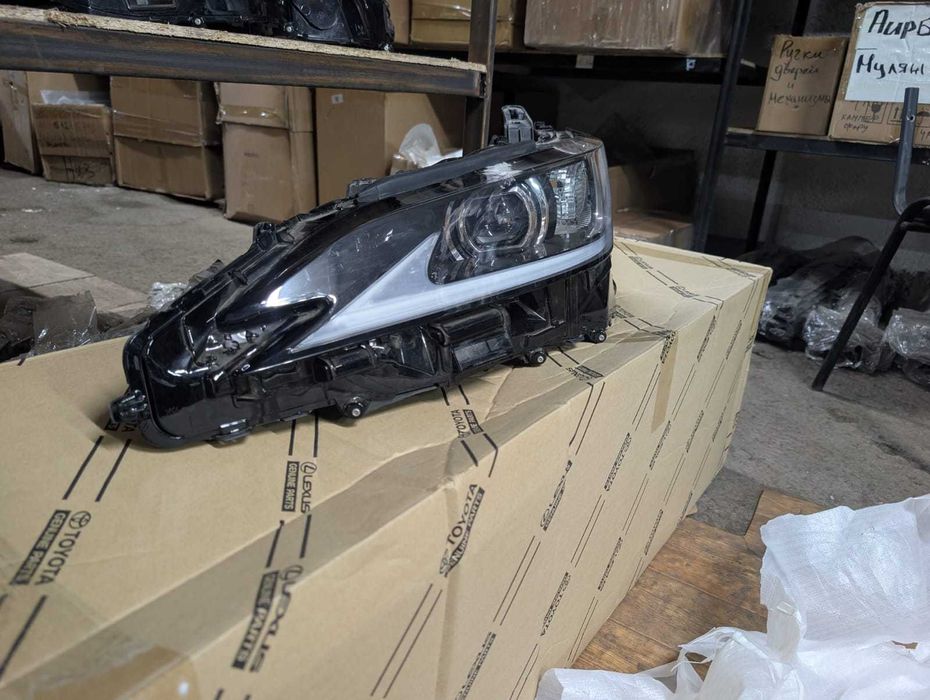 Оригинальные фары на Lexus Es 2019