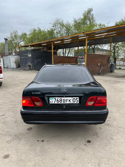 Продам  мерседес лупарик Е200. 210кузов.