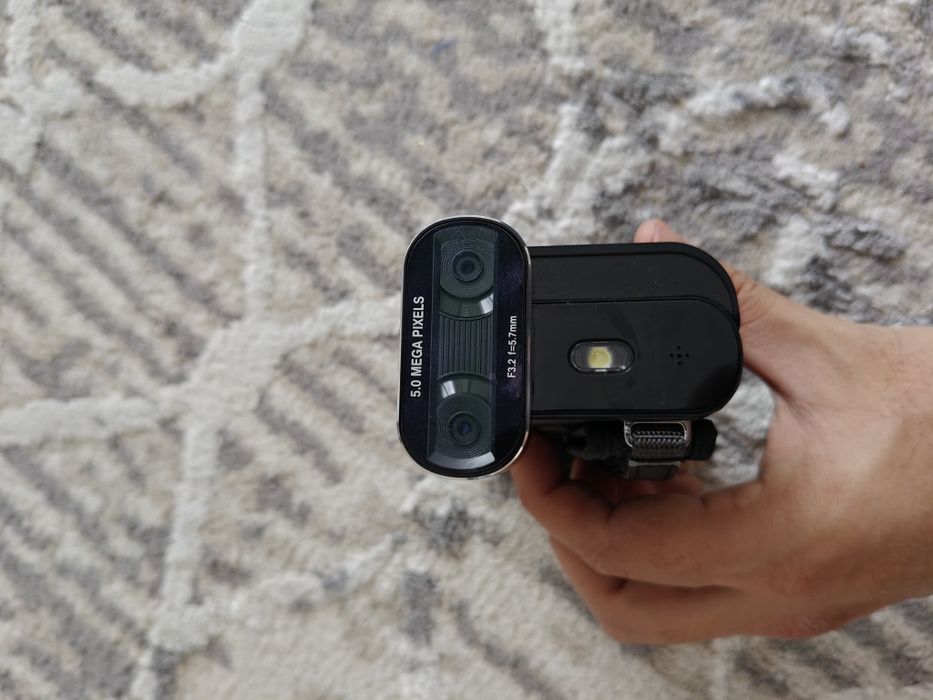 Видеокамера lg cinema 3d (ic330)