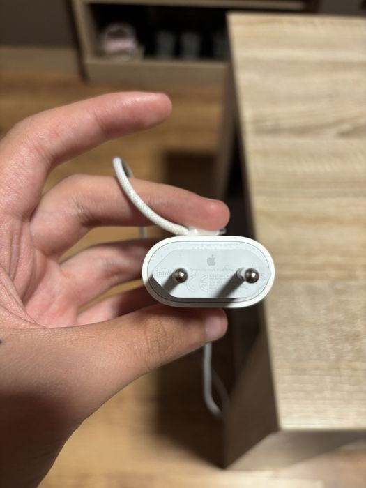 Vand Iphone AIR impecabil cu incarcator si fir negociabil