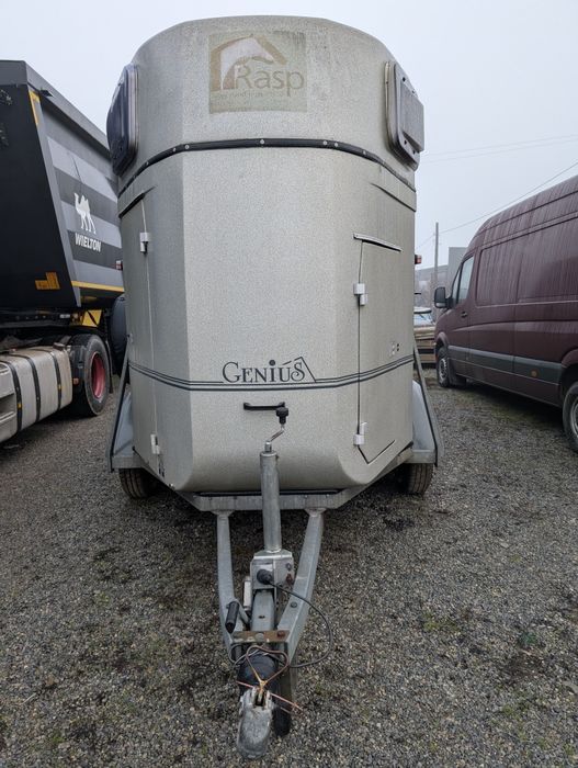 Inchiriez remorca de cai