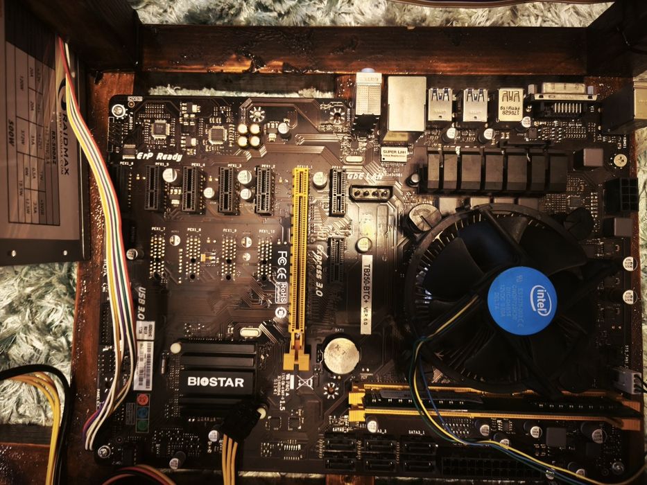 Kit Placă de bază Biostar TB250-BTC + Procesor Intel Pentium G4400 + Cooler