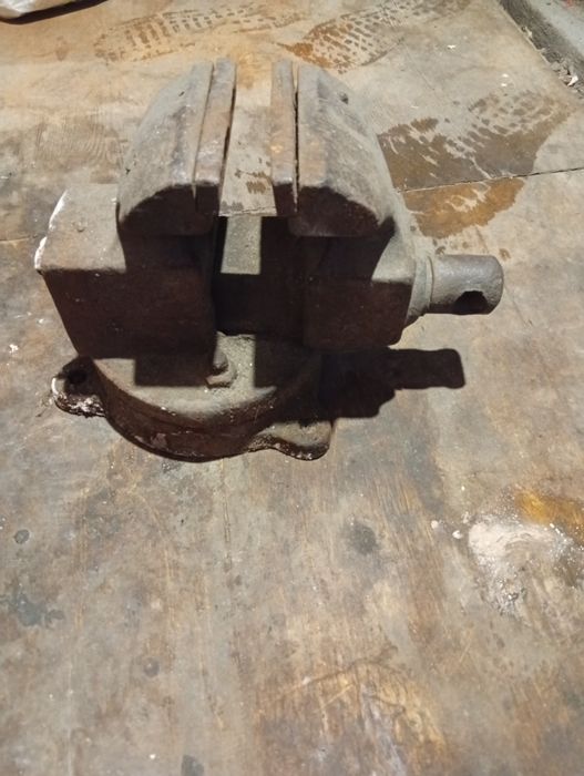 Продам тиски  производство СССР