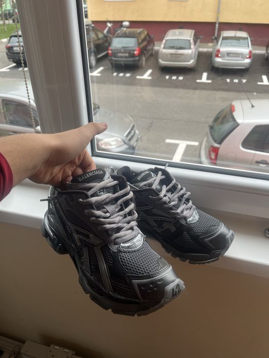 Balenciga runner