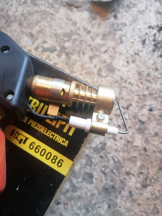 Lampa cu gaz pentru lupt, cu aprindere piezoelectrica