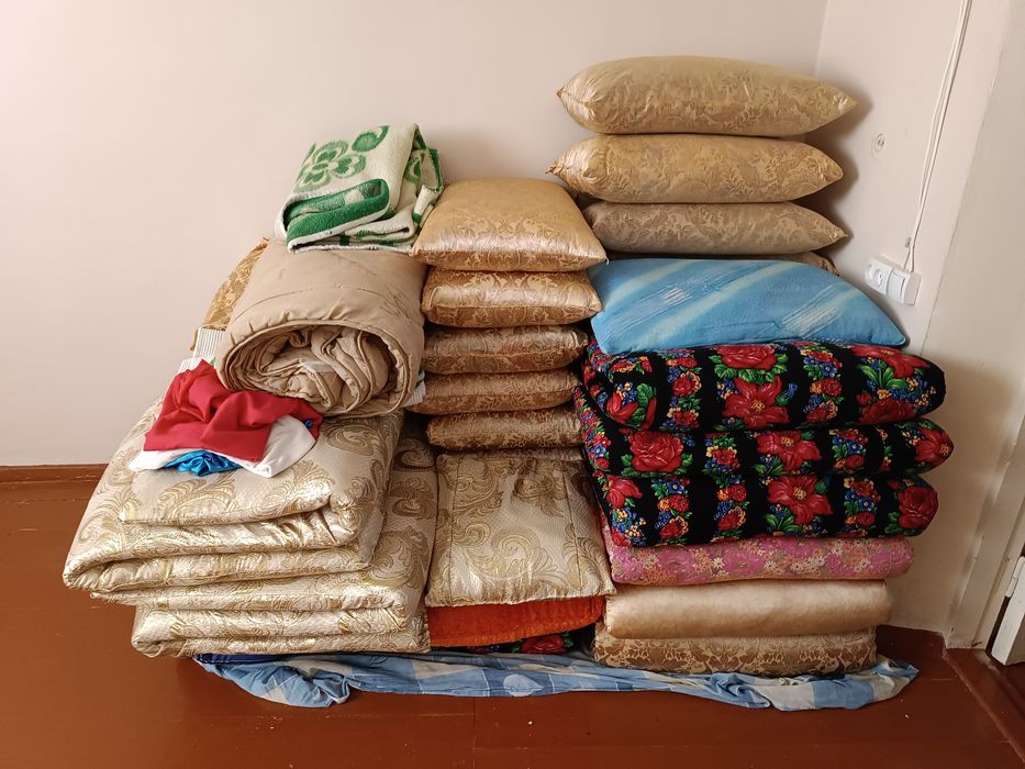 Постельное белье а так же одеяло.