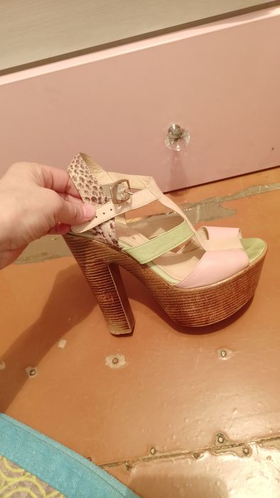 Продам босоножки на высоком каблуке