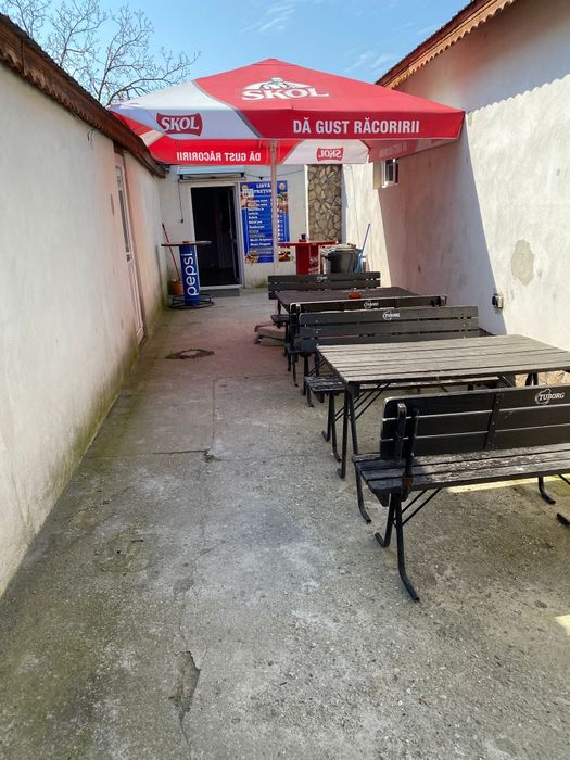 Se vand 3 spatii comerciale + casa la rosu +curte