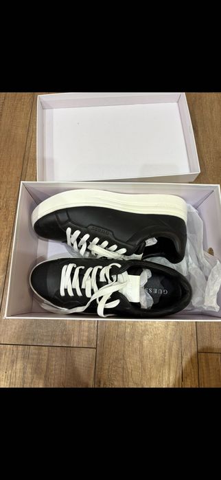 Продавам обувки GUESS