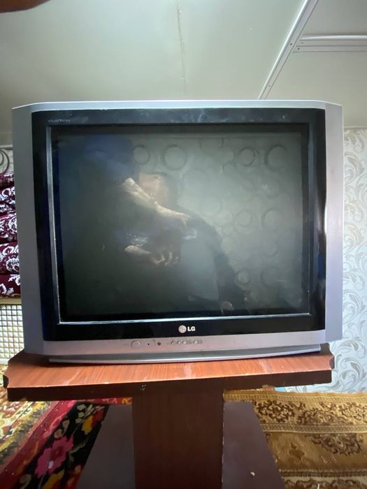 Televizor LG. Jaqsi jagdayda. Tiniq aniq korsetedi