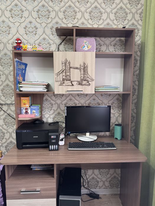 Компьютерный стол в хорошем состояние