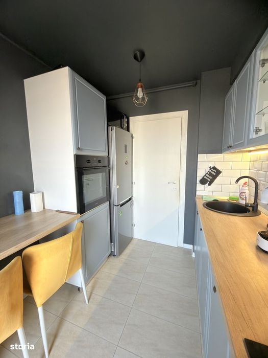 Ap. 2 camere,mobilat,bucatarie separata,balcon, parcare, în Cosmopolis