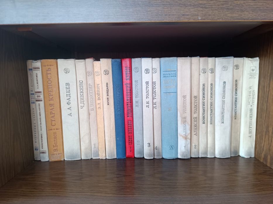 Продается библиотека в отличном состоянии