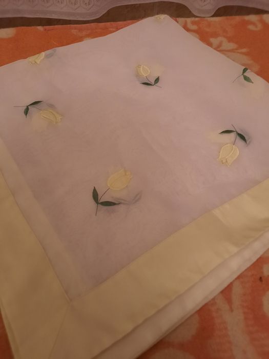 Delicata față de masă cu broderie lalele