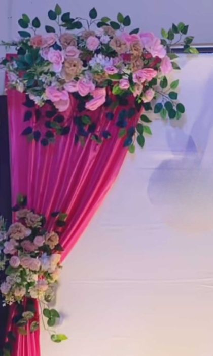 Vand aranjamente florale , flori artificiale  pentru evenimente