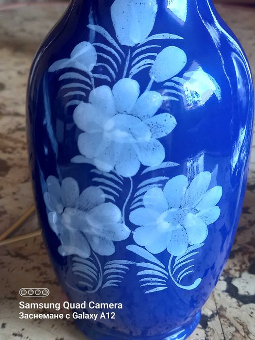 Нежни вази и плато-кобалтово синьо