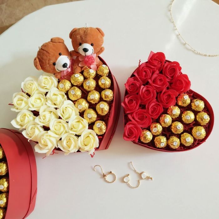 Элитный подарочный бокс с цветами и шоколадом Ferrero