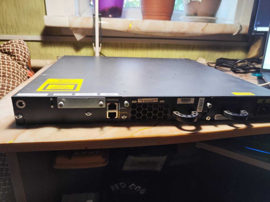 Cisco Catalyst 3560E — 24 порта Gigabit, PoE, Layer 3