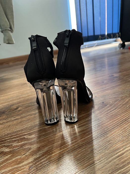 Чисто нови сандали много нежно и Красиво стоят