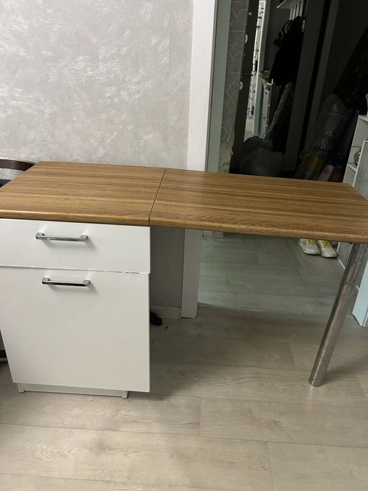 Продам кухонный стол 12000т.