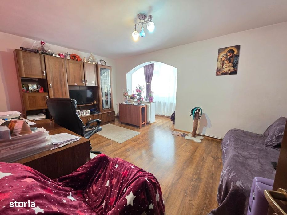 3 camere, decomandat, etaj 1, zona Favorit,  3 balcoane, renovat 2020