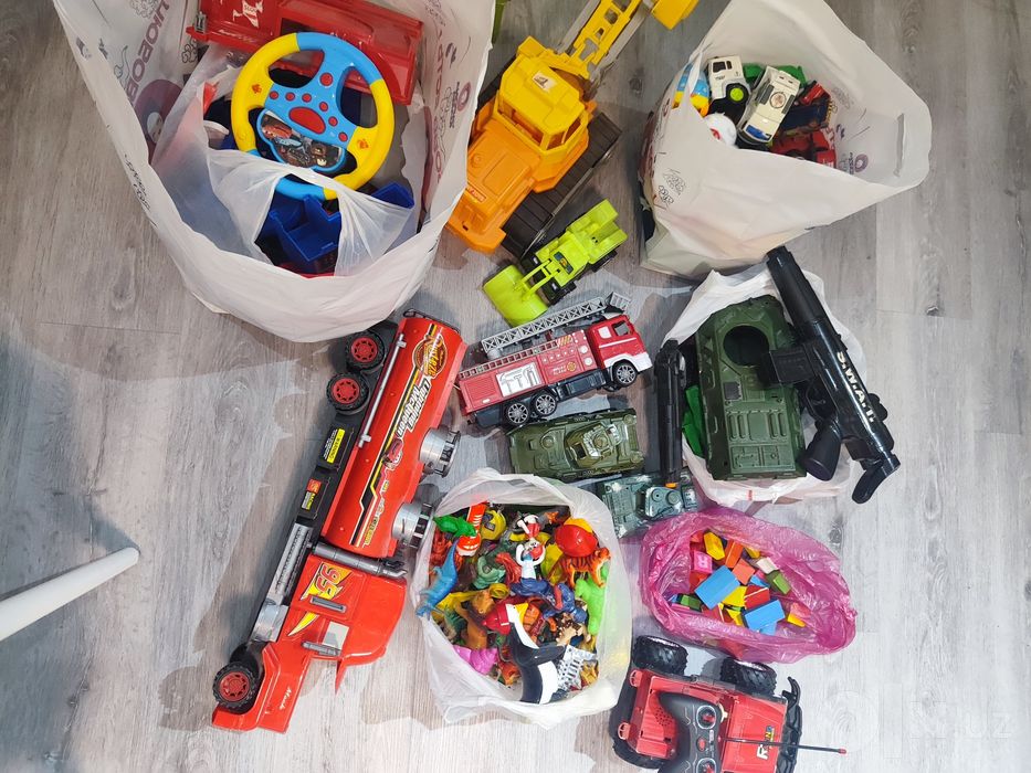 Продам б/у игрушки для мальчика