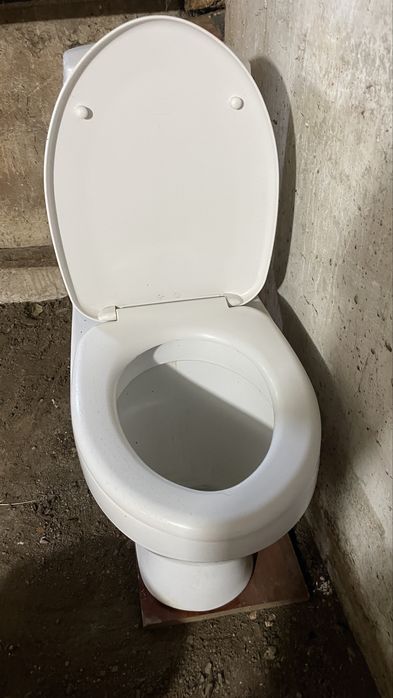 Продаю унитаз в хорошем состояние