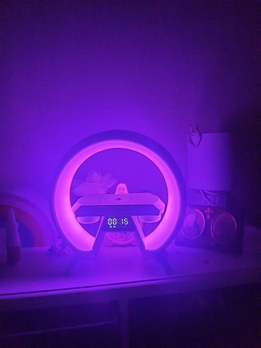 Suport incarcare wireless si lumini ambientale