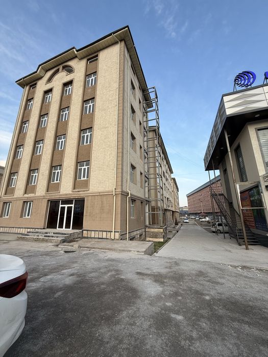 Жиззах шахрида, 102 олдида. Ижарага берилади 6-этажле бино