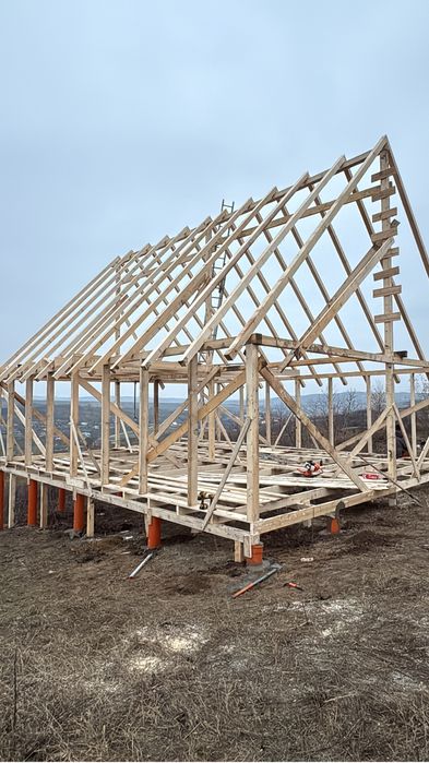 Case din lemn pe pilonii din beton , sau teava retangulara