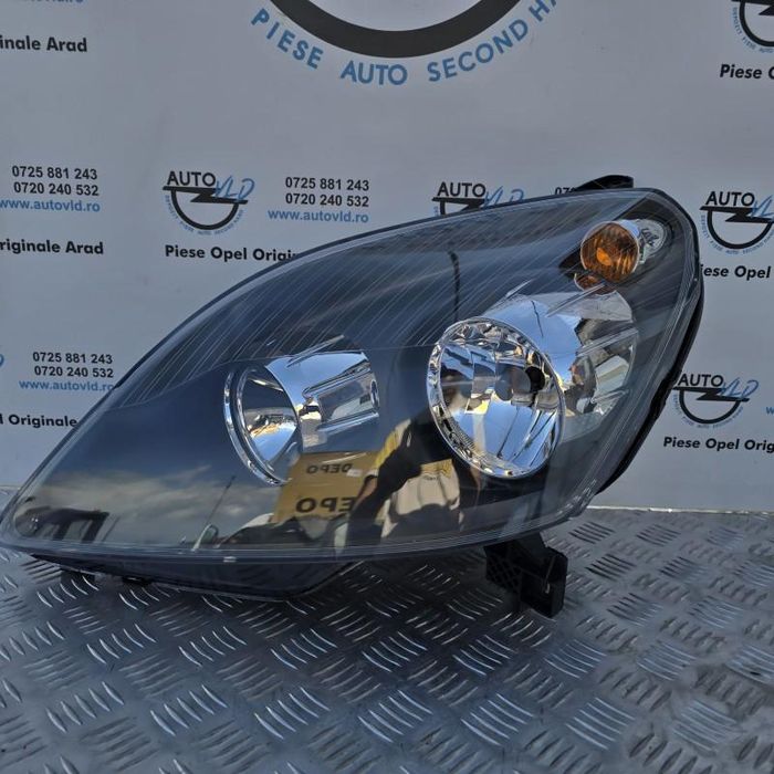 Far stanga fundal negru halogen Opel Zafira B