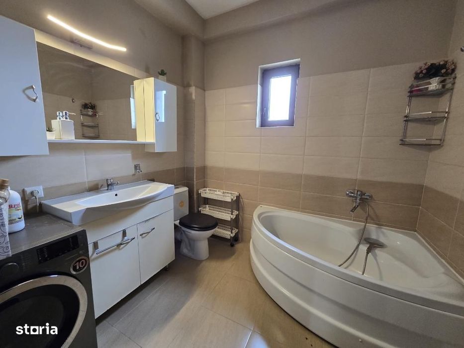 De vanzare Apartament 3 camere, zona Arex Bloc Nou.