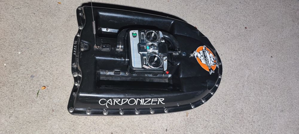 Лодка за захранка Carponizer