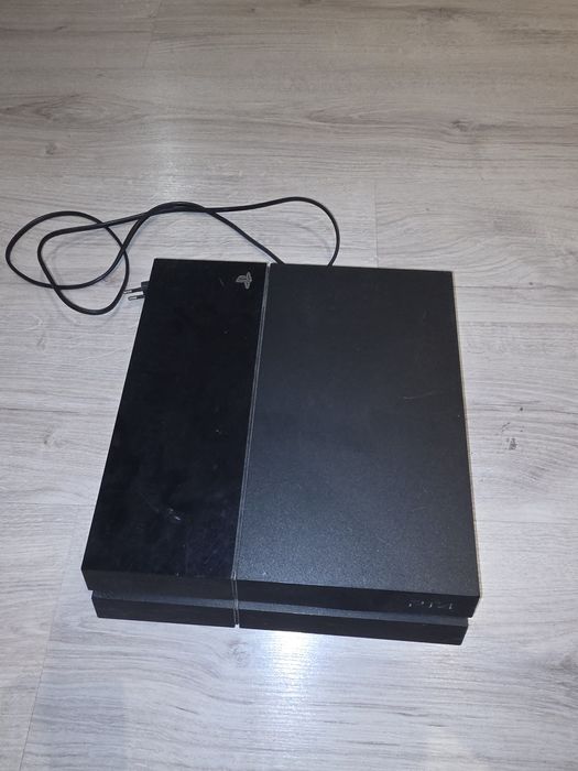 Продам приставку PS4
