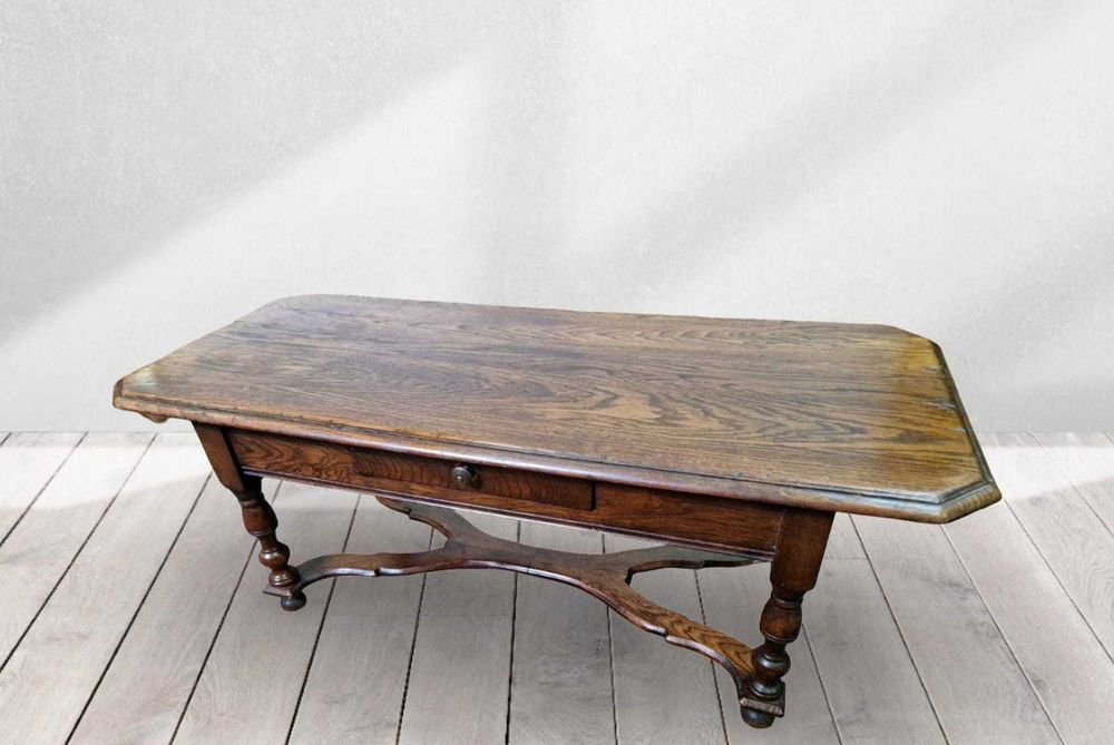 Холна маса изработена от пълен дъбов масив с един брой чекмедже