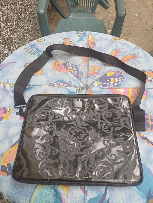 Чанта за лаптоп или таблет.