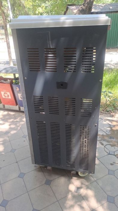 Marojniy aparat sotiladi. Продается фризер для мороженого