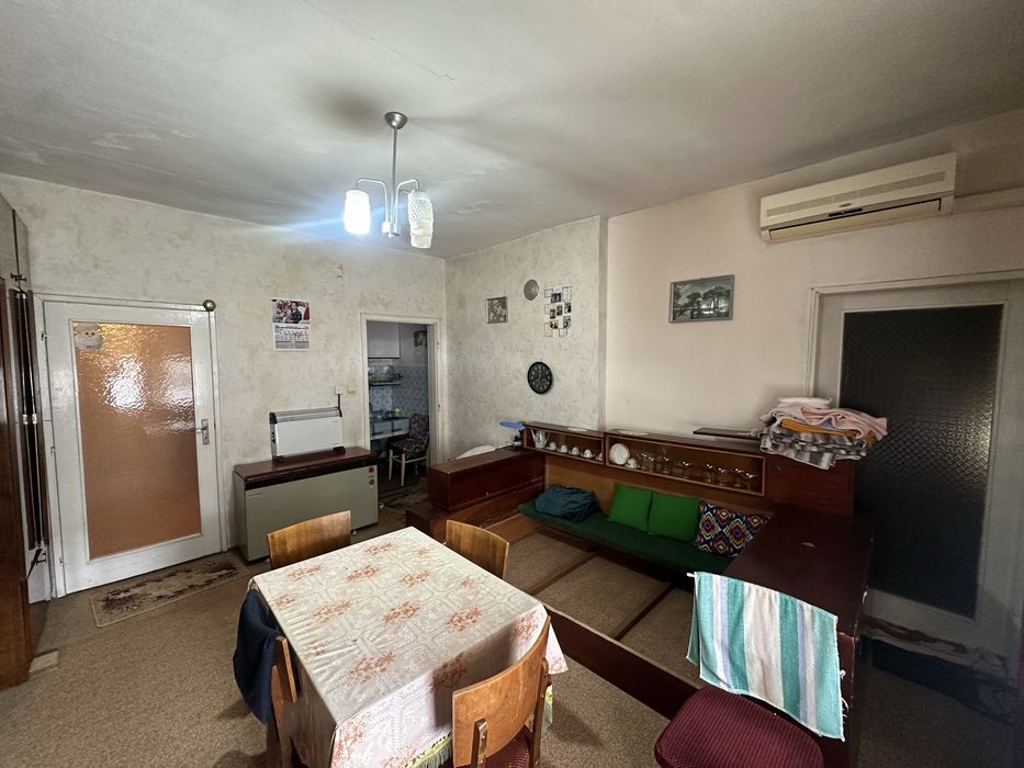 Самостоятелен етаж от двуетажна къща ,Център Добрич