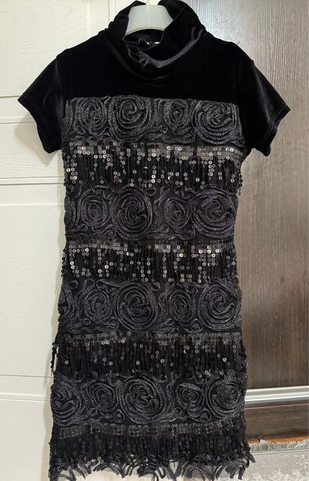 Платья нарядные.