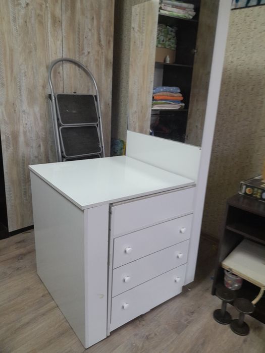 Раздвижной стол-тумба.