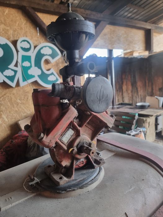 Pompă si bazin de ierbicidat  pentru tractor