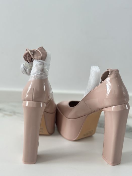 Елегатни дамски обувки на ток