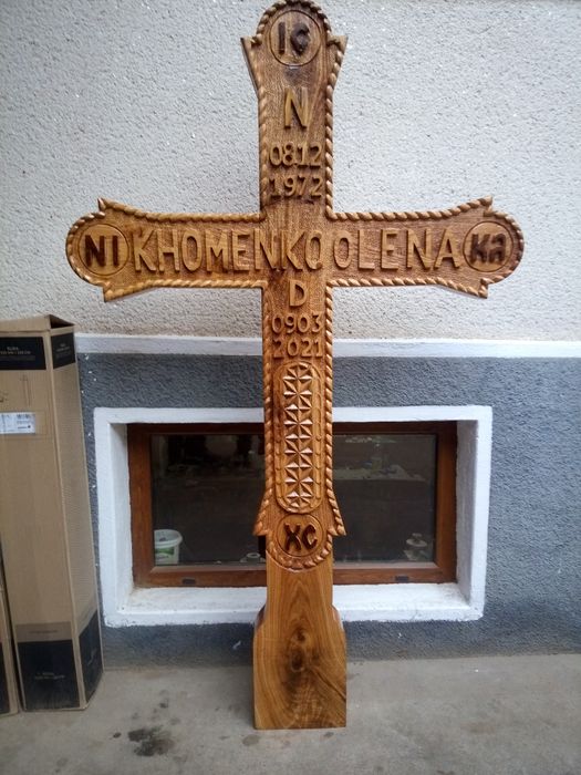 Troițe sculptate manual