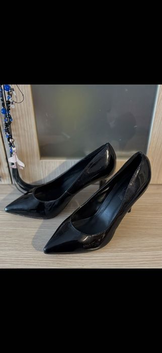 Високи черни обувки