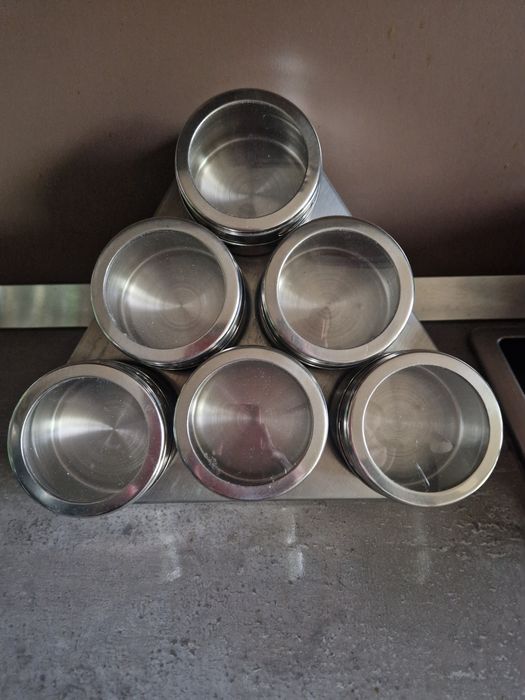 6 броя магнитни солници за подправки с поставка MAGNETIC SPICE