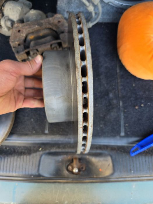 Комплект спирачни дискове, накладки и супорти бмв е39 3.0д