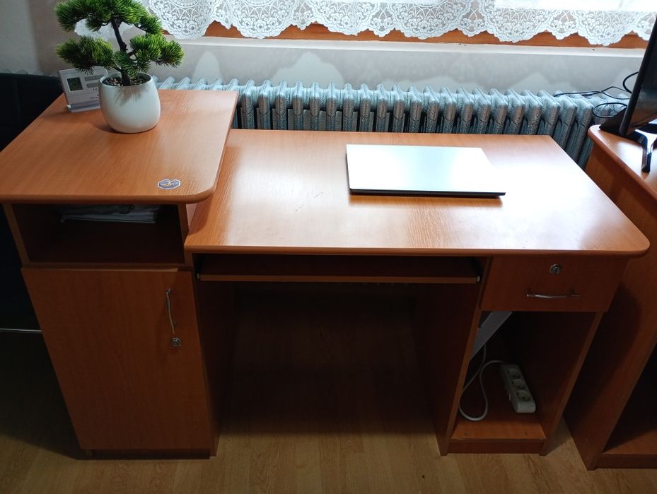 Birou pe colt și birou normal